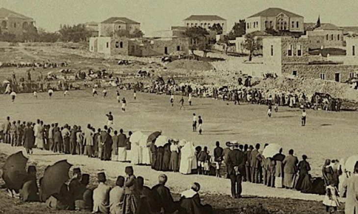 صورة أرشيفية للعبة كرة قدم في باب الساهرة في القدس عام 1902