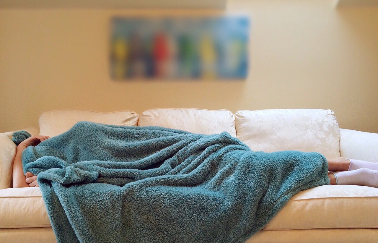 لماذا نفضل النوم على الأريكة... وهل هنالك انعكاسات سلبية لذلك؟؟