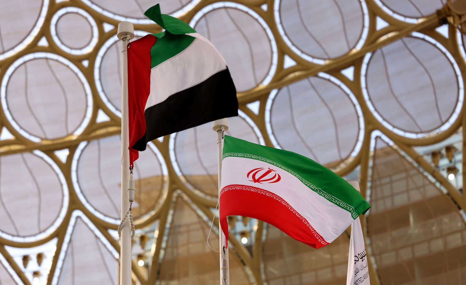 وزير الخارجية الإيراني يستقبل السفير الإماراتي 