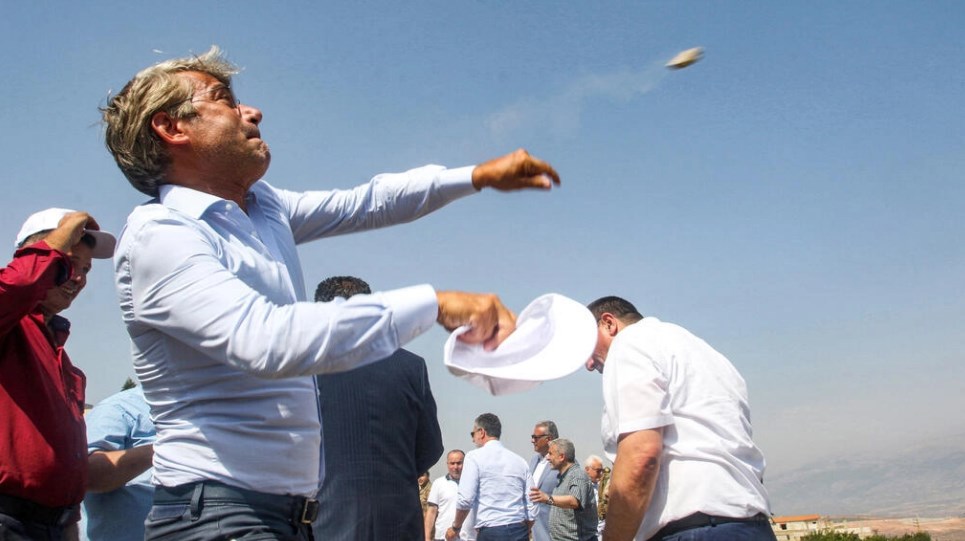 وزيران لبنانيان يرشقان إسرائيل بالحجارة