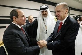 الرئاسة المصرية: توافق بين السيسي وأردوغان على أن تكون المصافحة في قطر بداية لتطوير العلاقات