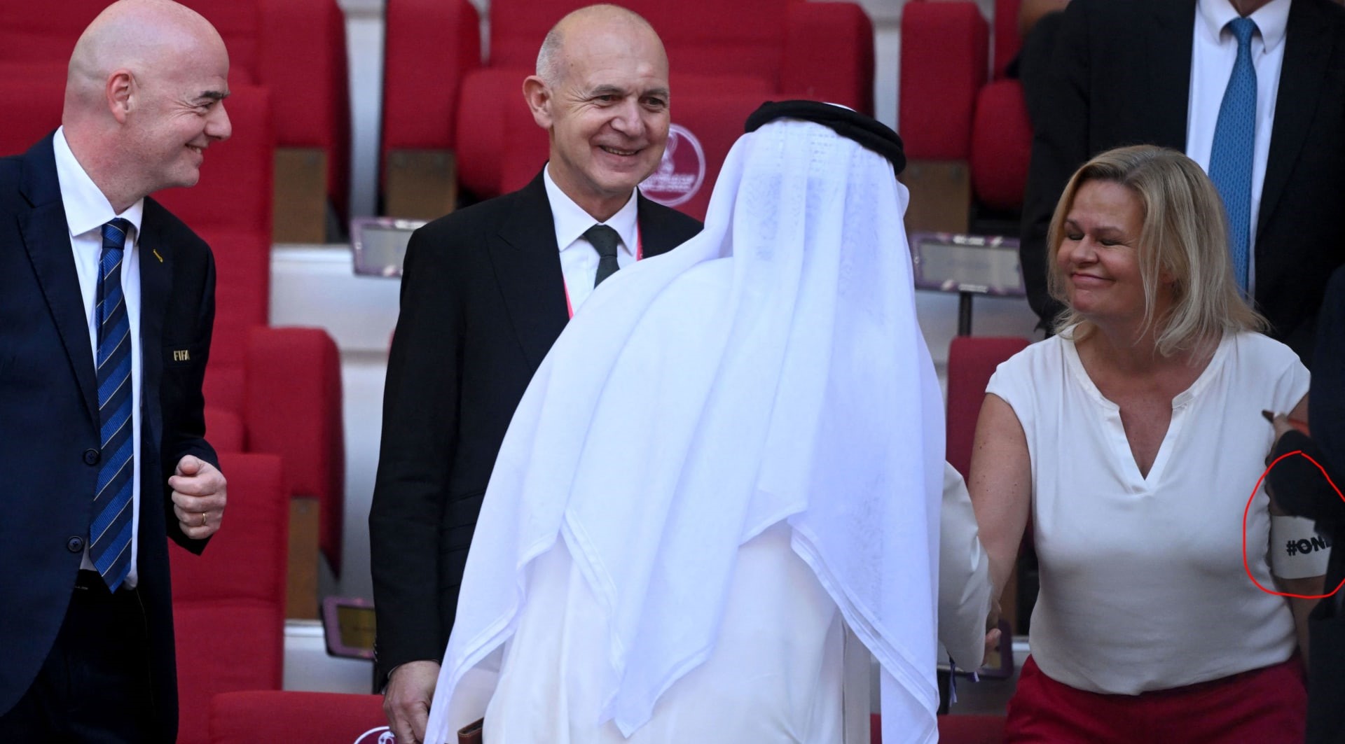  ارتداء وزيرة داخلية ألمانيا شارة "حب واحدة : تحايل على ضوابط قطر 