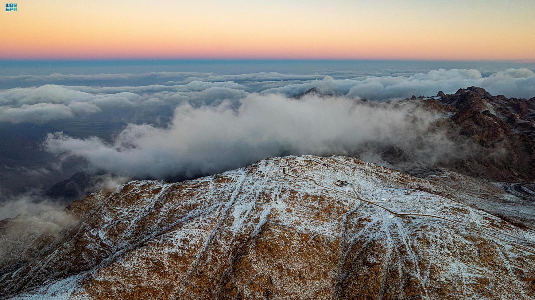 بالصور تساقط الثلوج على مرتفعات منطقة تبوك