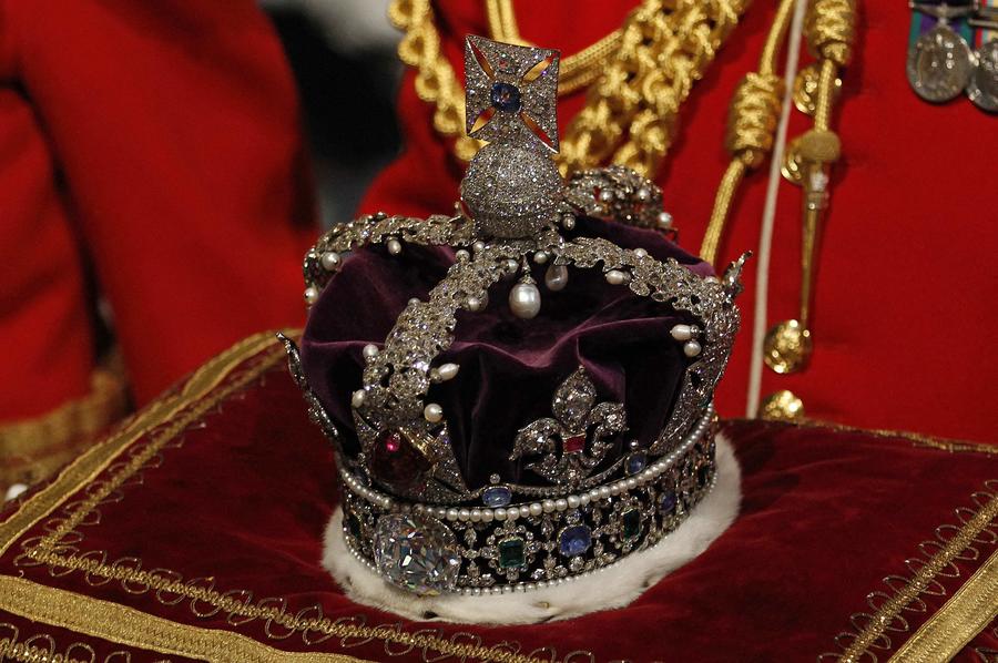 وزن التيجان التي سيرتديها الملك تشارلز الثالث في حفل التتويج