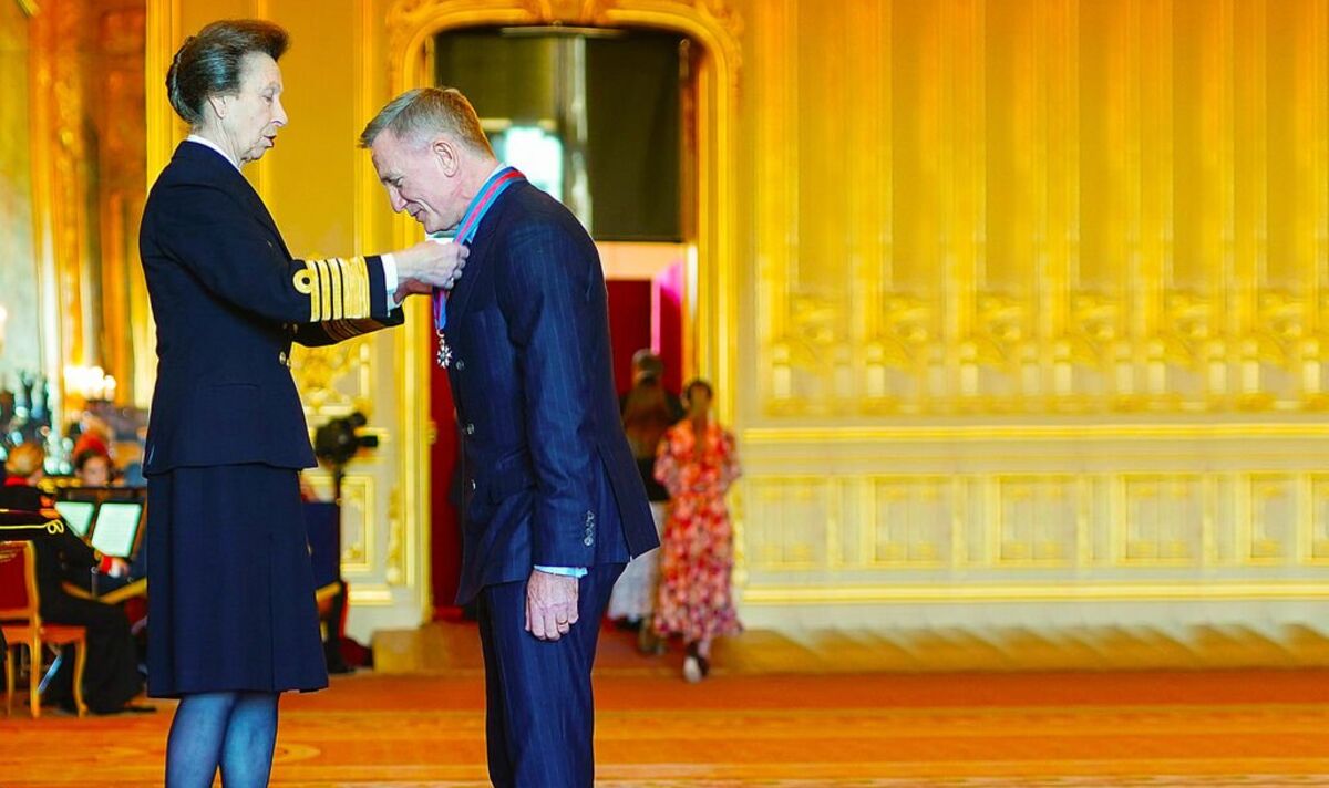 الممثل البريطاني لشخصية جيمس بوند يحصل على وسام رفيع تقديراً لخدماته السينمائية