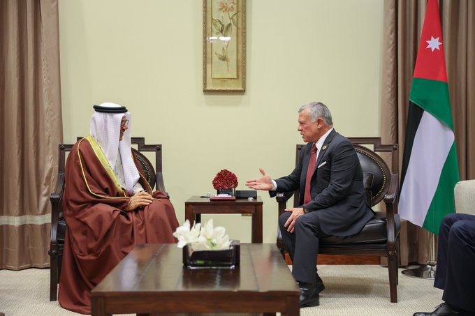 الملك يلتقي وزير الخارجية البحريني