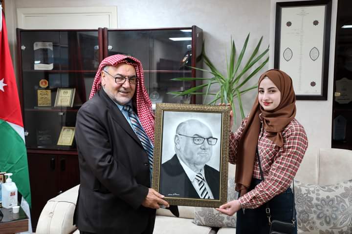 رئيس الجامعة الهاشمية يتلقى هدية (لوحة "بورتريه" ) تقديراً لجهودة في دعم الطلبة    