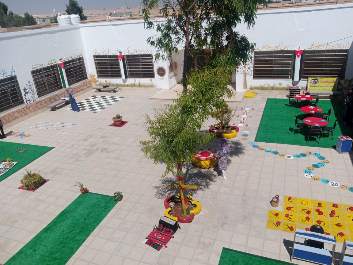 بالصور: فريق سنبلة سواعد الخير يضع بصمته بعمل حديقة تعليمية في مدرسة قصر الحلابات الغربي ث.م