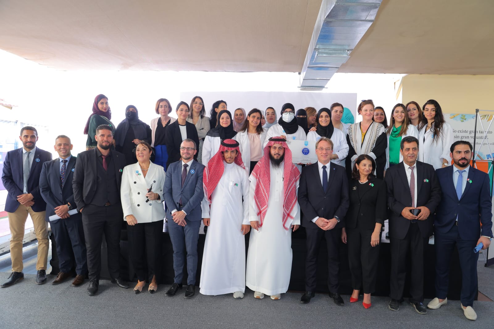 السفير الفرنسي في الرياض يزور مدرسة دينا العالمية 
