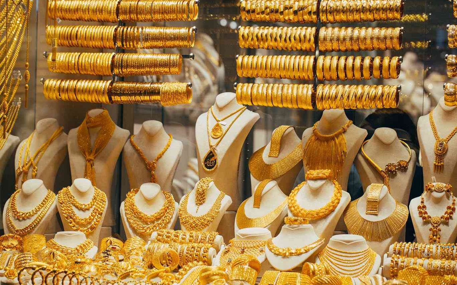 أردنيون يحتمون بـ"بريق الذهب" من عتمة المجهول