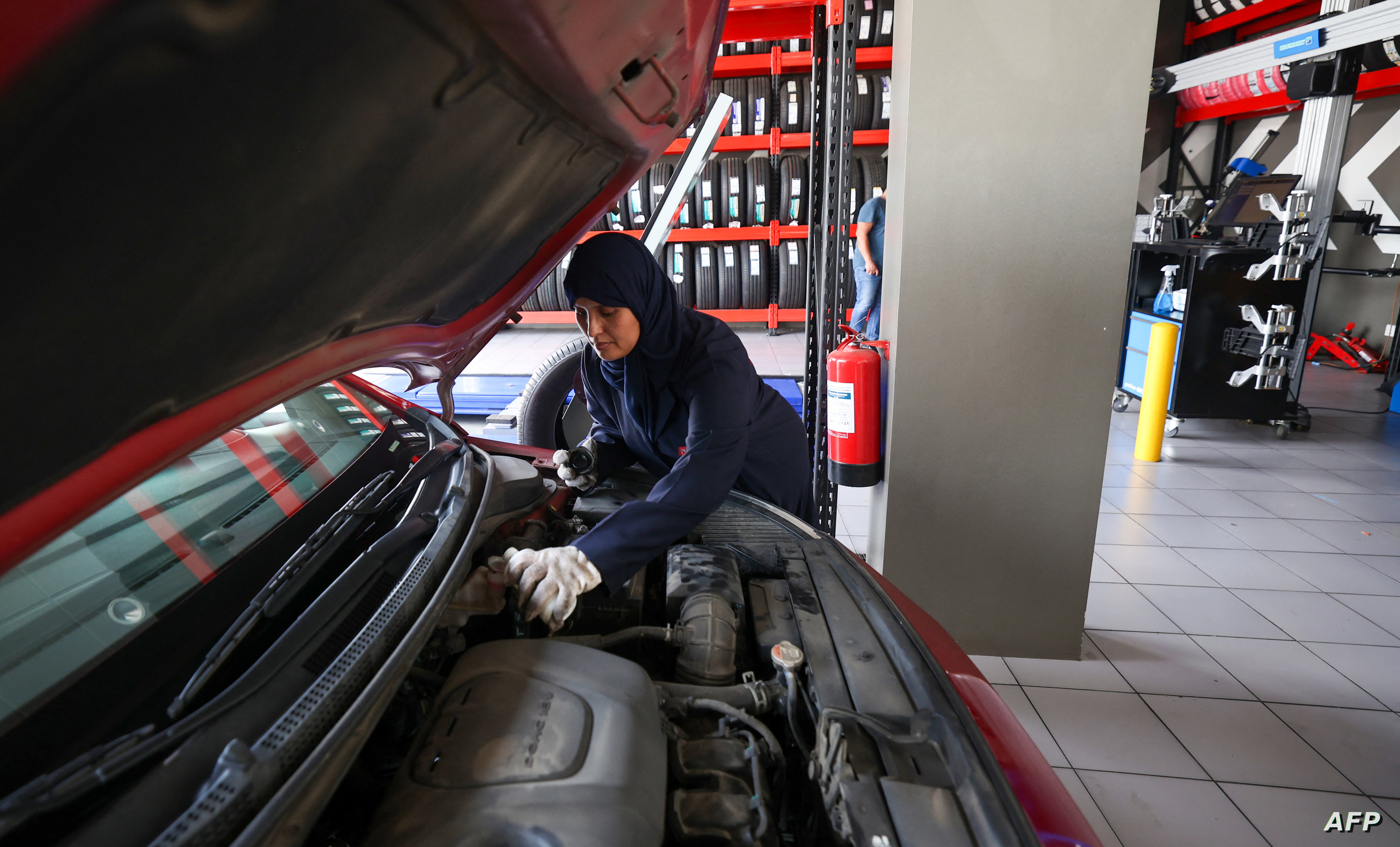 السعودية: نساء  في ورش إصلاح السيارات