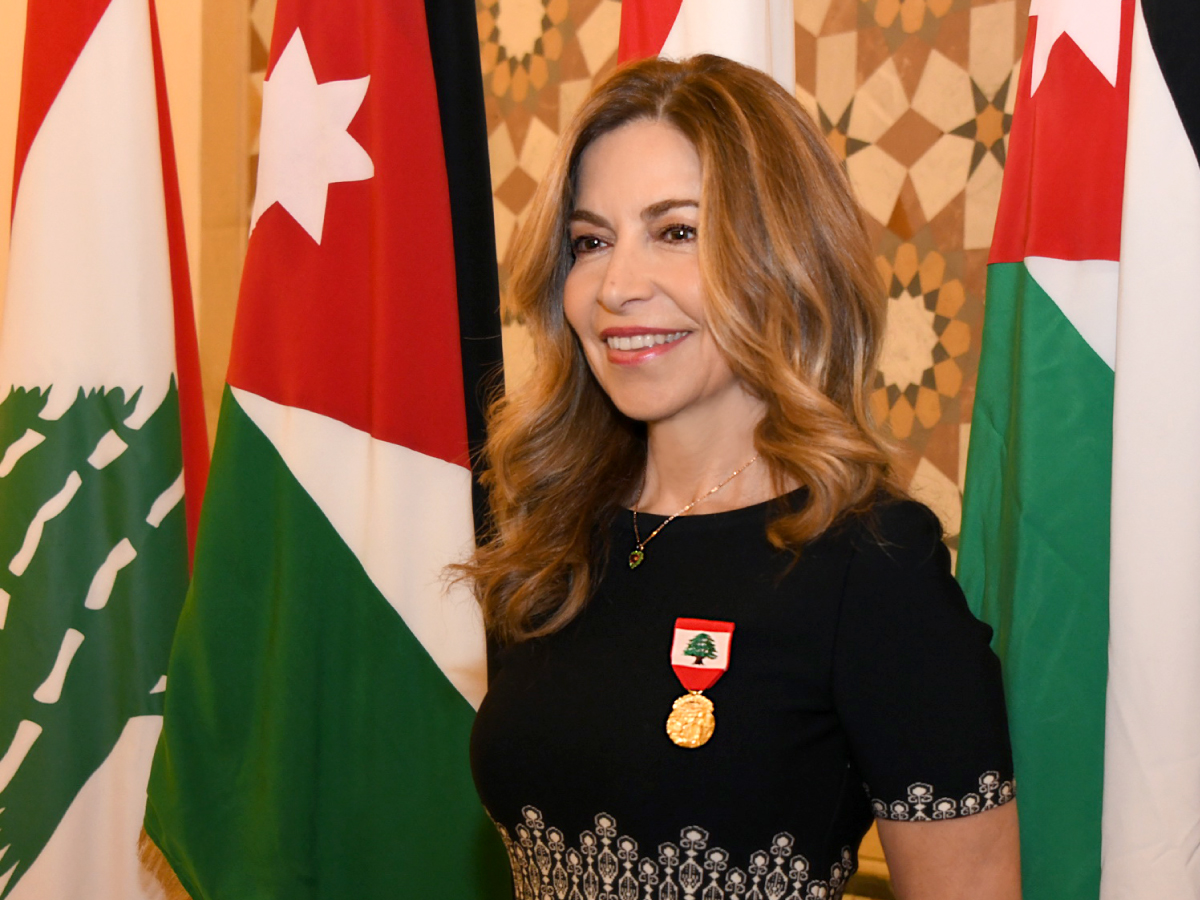 تقليد سمو الأميرة غيداء طلال بوسام الاستحقاق اللبناني من الدرجة الأولى المذهب 
