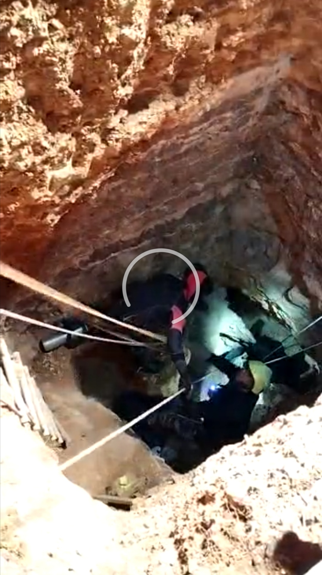 الدفاع المدني ينقذ شخصين سقطا في حفرة عمقها 30 متراً 