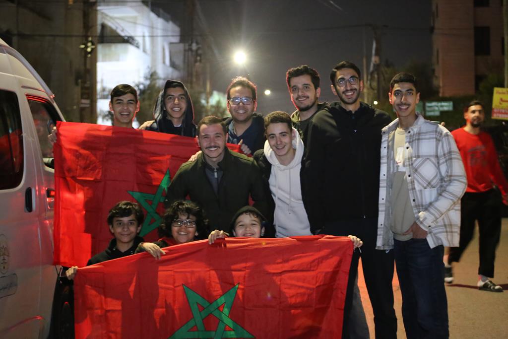 بمشاركة سعادة السفير المغربي : أجواء واحتفالات تأهل أسود المغرب لنصف نهائي كاس العالم