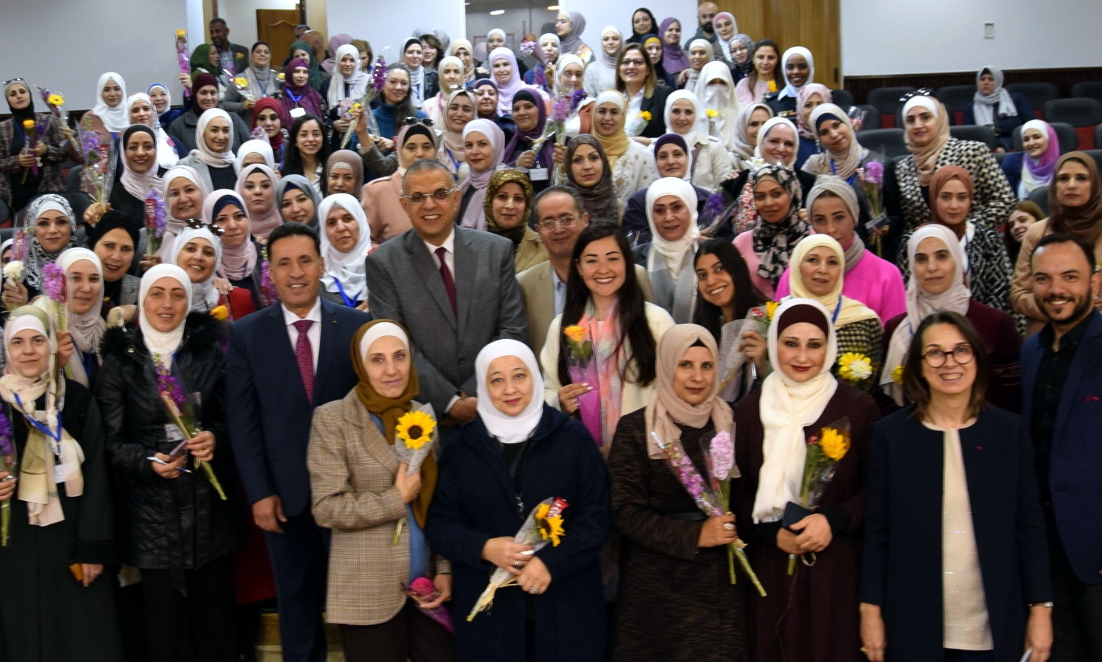وزارة التنمية الاجتماعية تكرم الموظفات بمناسبة يوم المرأة العالمي.